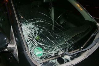 Auto na Kroměřížsku srazilo „neviditelnou“ chodkyni. Na místě zemřela - Novinky